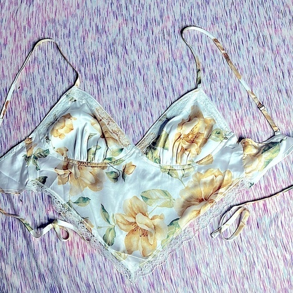 SMALL LACE FLOWER TIE KNOT CROP TOP - Picture 2 of 5